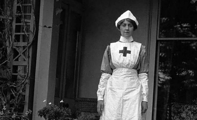 Agatha Christie, con su uniforme de enfermera alrededor de 1915